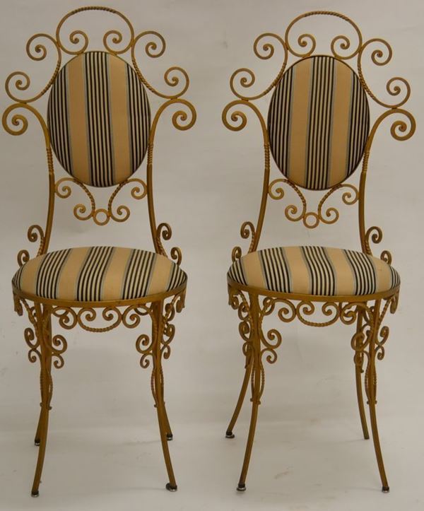 Quattro sedie in ferro battuto e dorato, cartella a volute (4)