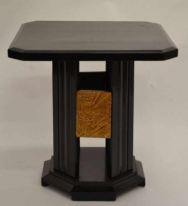 Tavolino da salotto in legno laccato nero-oro, piano quadrato con angoli  scantonati, fusto troncopiramidale con placchette in legno intagliato e     dorato, cm 65x65, altezza cm  68