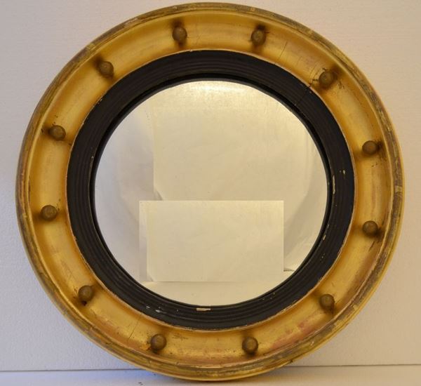 Specchio di forma circolare entro cornice in legno dorato                   diametro cm 46