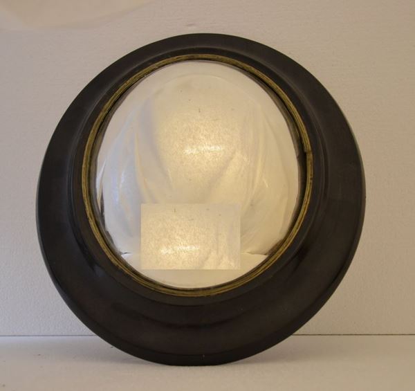 Specchio con cornice in legno ebanizzato di forma ovale, cm 39x43