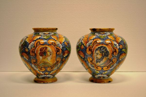 Coppia di vasi globulari in maiolica decoarata                              nello stile del cinquecento veneziano, sec. XX                                                                                                         (2)