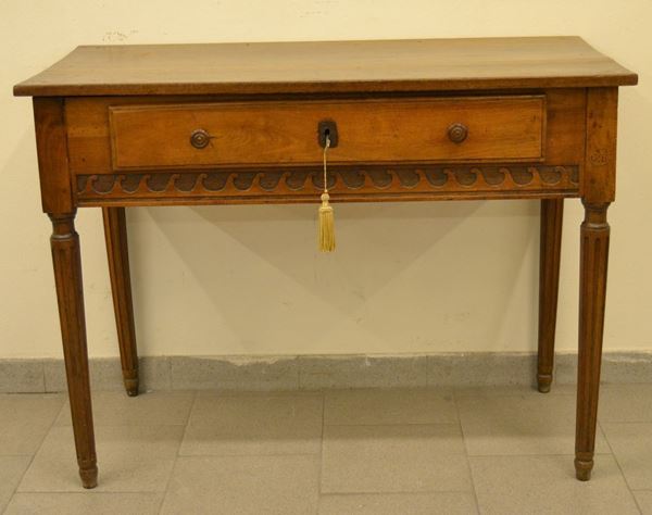 Scrittoio da parete, Emilia sec. XVIII, in noce ad un cassetto, gambe scanalate, cm 109x53x80