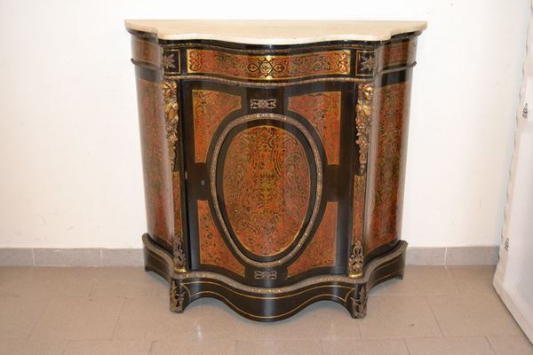 Credenza, stile boulle, in legno sagomato, con rapporti e intarsi in metallo dorato, uno sportello, piano in marmo, cm 113x47x107