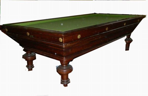 Biliardo per carambola, inizi sec. XX, marca Fratelli De Agostini-Torino, completo di segnapunti, porta stecche, tredici stecche e lumiera; dimensioni perimetrali m. 2,64x1,49x0,81