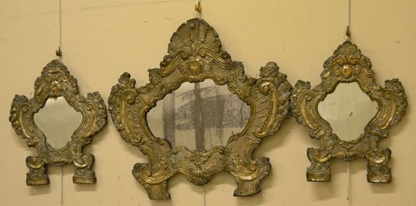 Tre cartagloria in rame sbalzato e sagomato, due di cm 21x38 ed una di cm 55x50 (3)