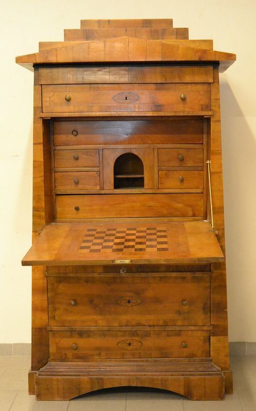 Mobile secretaire, inizi sec XX, in legno intarsiato, a quattro cassetti, sportello a ribalta, internamente cassettini e vani a giorno, cm 110x60x200, difetti