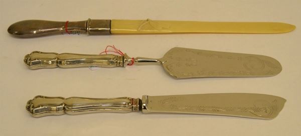 Tagliacarte in argento con lame in osso, Londra periodo Giorgio V, e due posate da dolce con manici in argento  (3)