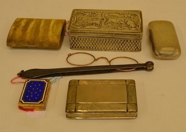 Lotto composto da piccolo portafotografie in argento con smalti, tabacchiera in argento inciso, scatolina con coperchio in argento inciso a scene con contadini ed animali, Olanda sec. XIX, portacipria in argento vermeille, portacipria in argento, lorgnette in oro e argento (6)