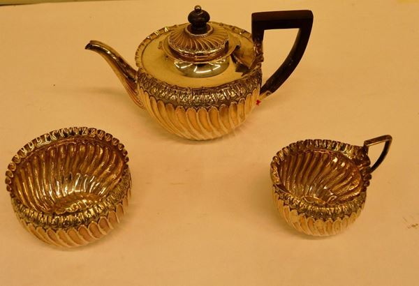 Piccola teiera, lattiera e zuccheriera, facitore VALE BROS e SERMON, Birmingham 1889,  in argento lavorato, g 310
