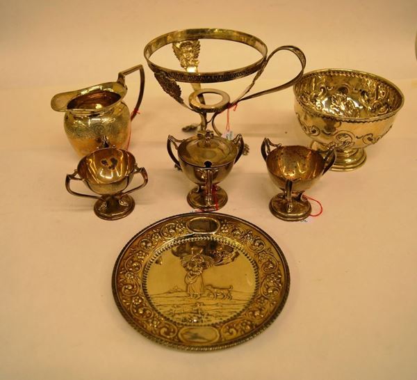 Lotto composto da: coppetta, Birmingham 1913,  in argento; piattino,Londra periodo Giorgio III,  in argento ; lattiera,, Birmingham1904,  in argento; reggi coppetta,, Austria 1880 circa, in argento inciso; coppie di saliere,  in argento e saliera in argento, Chester 1906, totale argento g 630 (7)