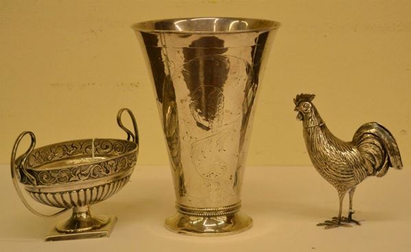 Vaso, Svezia sec. XX, di forma troncoconica,in argento decorato da tralcio vegetale inciso, g 325; contenitore in argento sterling modellato a gallo, g 130, ed una vaschetta di forma ovale, in argento con bordo cesellato a volute, due anse sagomate, base romboidale, g 190  (3)