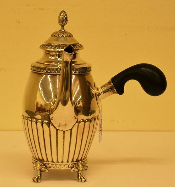Caffettiera, Svezia 1909, in argento, corpo ovoidale poggiante su quattro piedini ad artiglio, presa sagomata in legno ebanizzato, finale del coperchio modellato a pigna, g 530 lordi, finale del coperchio ammaccato