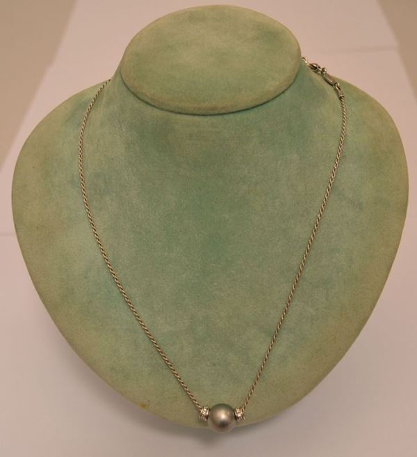 Collana in oro bianco, KIKKI, con pendente in perla grigia e brillanti, peso oro g 4,5, brillanti ct. 0,12, marcato Torrini