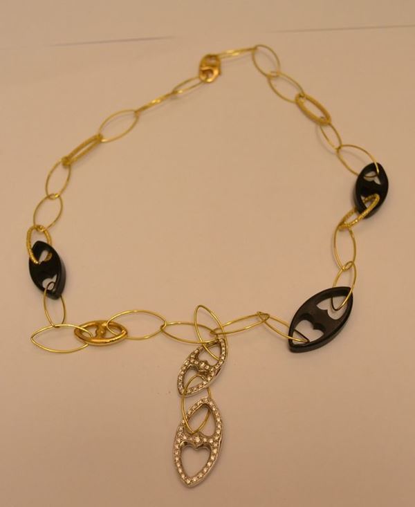 Collana in oro giallo, MARINA, con intercalate tre maglie in ebano e pendenti in oro bianco e brillanti, peso oro g 15,4, brillanti ct. 0,71