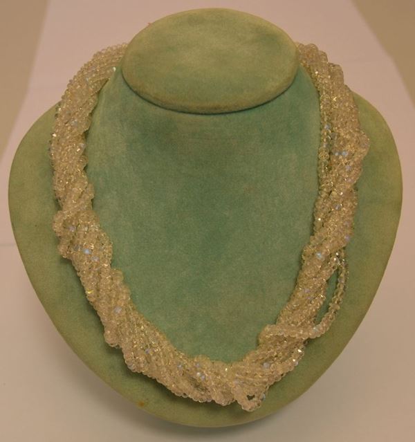 Collana a torchon, di nove fili di pietre dure sfaccettate, con fermature in oro bianco, peso oro g 7,6, marcato Torrini