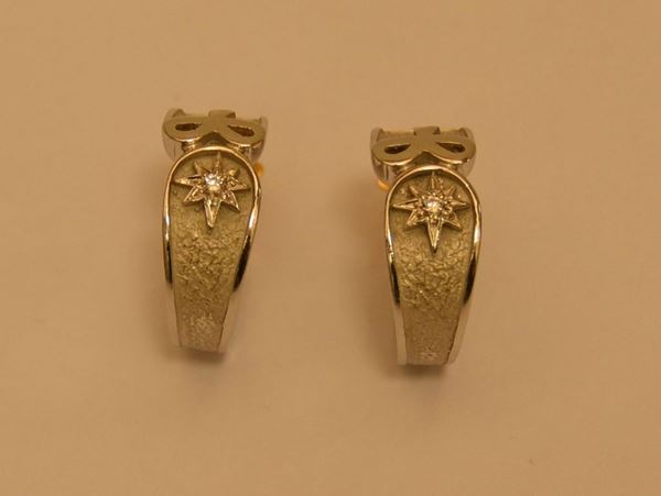 Coppia di orecchini in oro bianco antico marchio, con piccoli diamanti, g 12,8, marcato Torrini(2)