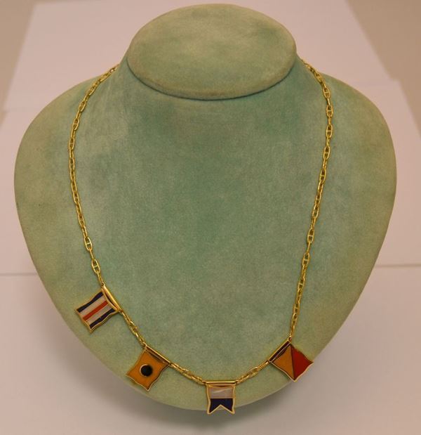 Collana in oro giallo, YACHTING, con quattro pendenti a forma di bandiere marinare, g 20,5, marcato Torrini