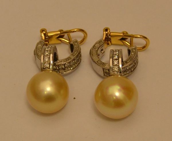 Coppia di orecchini a pendente in oro giallo e bianco, con perle Gold australiane e brillanti, oro g 12, brillanti ct. 0,56, marcato Torrini (2)