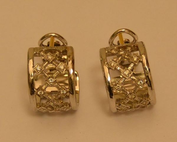 Coppia di orecchini in oro bianco e diamanti, DOMINO, g 12,3, diamanti ct. 0,06, marcati Torrini (2)