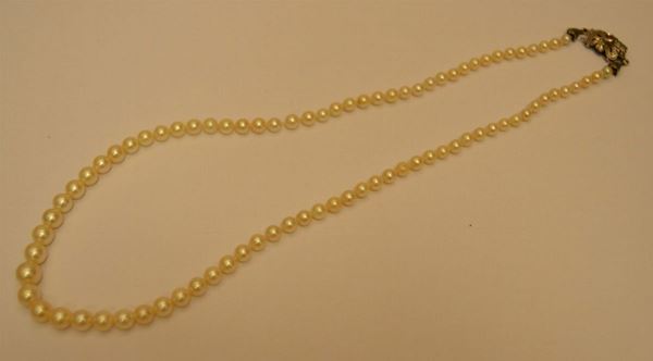 Collana di perle coltivate, con calibro a scalare, con fermazza di foggia antica di oro bianco con piccolo rubino