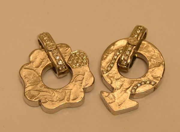 Pendente in oro bianco e giallo, QUADRIFOGLIO, con pavÃ¨ di brillanti, ed altro pendente in oro giallo e bianco, MARTE, peso oro g 27, brillanti ct. 0,31, marcati Torrini  (2)