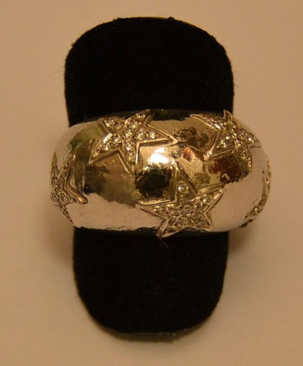 Anello in oro bianco, ALICE, con diamanti a pavÃ¨, montati a forma di stelle, g 13,4, diamanti ct. 0,3