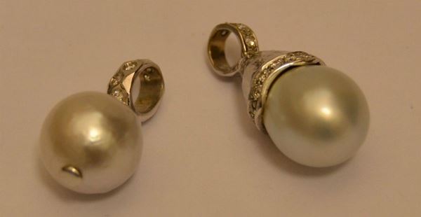 Pendente in oro bianco con perla australiana, diametro mm 12, e brillantini, ed altro pendente, EN SUITE, oro g 4, diamanti ct. 0,41, marcati Torrini  (2)