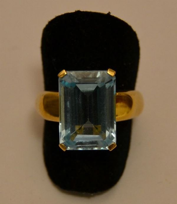 Anello in oro giallo con topazio azzurro, peso oro g 5,9, marcato Torrini