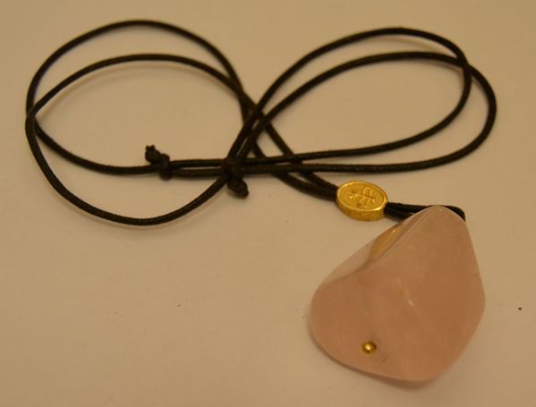 Girocollo in corda, con pendente in quarzo rosa ed intersezioni in oro giallo, g 2,2, marcato Torrini