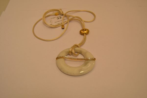 Pendente in marmo bianco, PIETRASANTA, con intersezioni in oro e binario in diamanti, peso oro g 6,7, ct  0,44, marcato Torrini