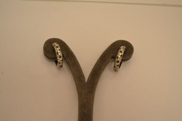 Coppia di orecchini a cerchio in oro bianco, con zaffiri e diamanti montati a pavÃ¨, peso complessivo g 10,7, diamanti ct. 1,4, zaffiri ct. 0,8 (2)