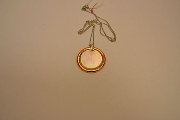 Catenina in oro bianco, con pendente a cerchio in oro giallo, onice e diamanti, peso complessivo g 16,9, marcato Torrini