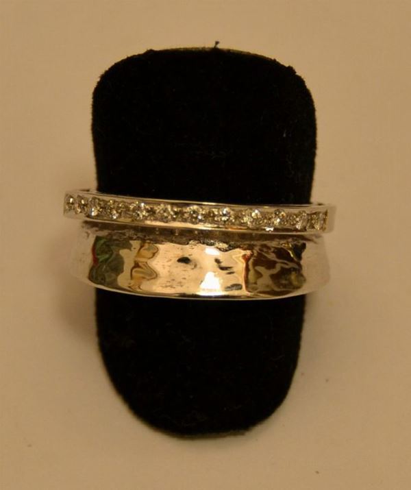 Anello in oro bianco e diamanti a fascia larga, TAMA, g 8, marcato Torrini
