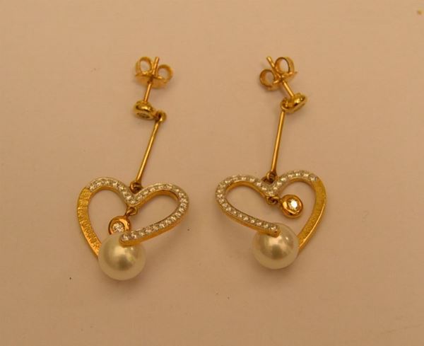 Orecchini in oro giallo, CLOE, con pendenti a forma di cuore con perle e diamanti, g 10, marcati Torrini(2)