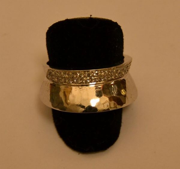 Anello in oro giallo a fascia larga, TAMA, con due binari di diamanti, g 10,9, marcato Torrini