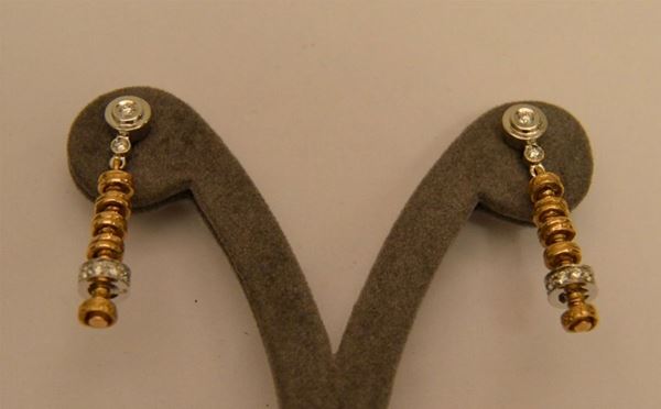 Coppia di orecchini a pendente, ROUD PASSION, con lavorazioni a sferette in oro giallo, bianco e diamanti, g 11,2, marcati Torrini(2)