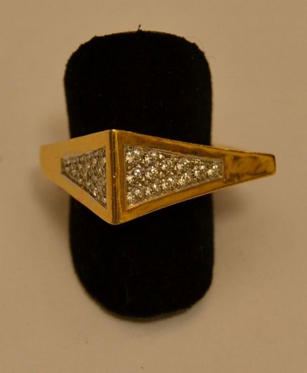 Anello in oro giallo, ORION, con due pavÃ¨ di diamanti montati a triangolo, g 12,8, marcato Torrini