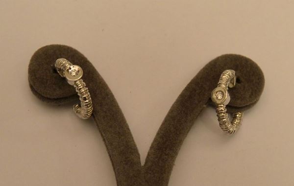 Coppia di orecchini in oro bianco, ROUD PASSION, lavorato a sferette e diamanti, g 11,5 (2)