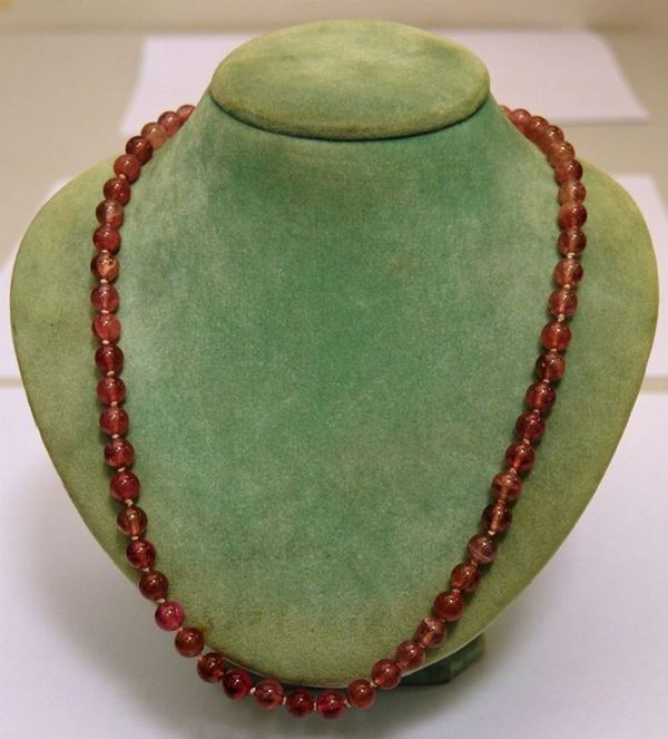 Collana a sferette di tormaline, con fermatura in oro, g 2,3, marcata Torrini