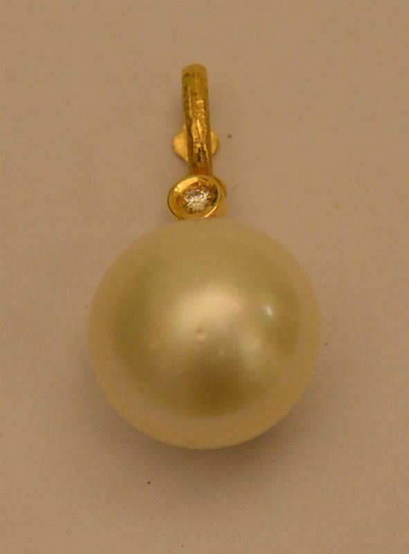 Pendente con perla montata in oro giallo, g 3,5, marcato Torrini