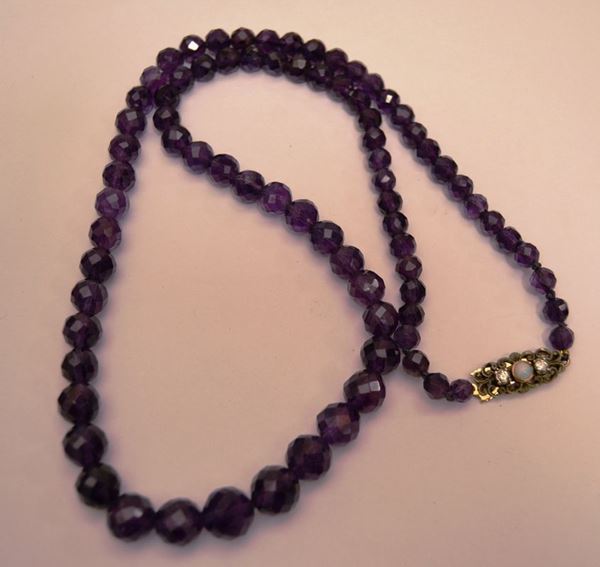 Collana in ametista sfaccettata con fermatura di foggia antica in oro, argento e due diamantini