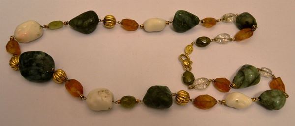Collana in oro giallo, con radici di smeraldo, ambra, pietre dure e sferette in oro, g 12,6, marcata Torrini