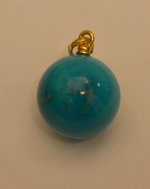 Pendente a sfera in turchese, NISHAPUR, con montatura in oro giallo, peso oro g 0,8, marcato Torrini
