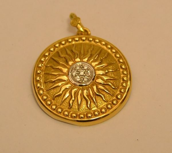 Pendente in oro giallo, SOLE, con diamanti, peso oro g 5,6, diamanti ct. 0,15, marcato Torrini