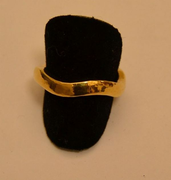 Anello in oro giallo, con movimento ad onda, g 8,5, marcato Torrini