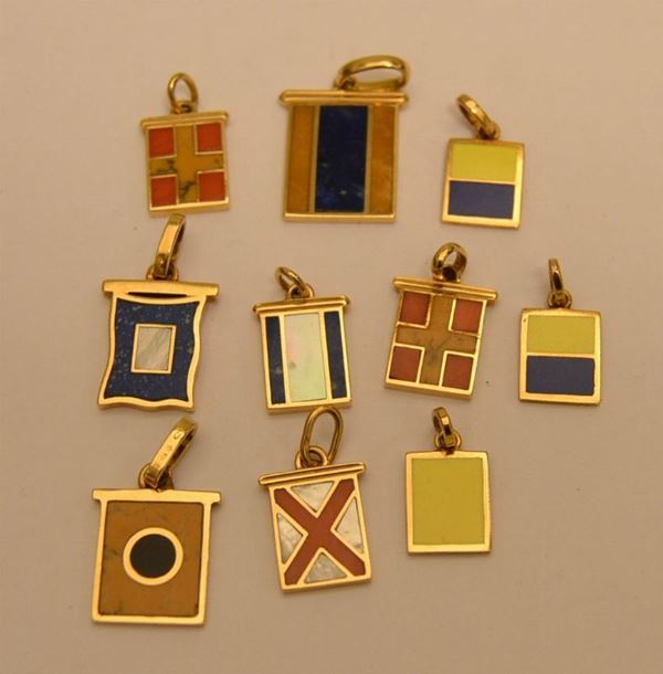 Dieci ciondoli in oro giallo, BANDIERINE YACHTING, decorati a smalti , g 25,7, marcati Torrini(10)