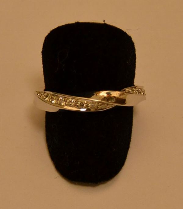Anello in oro bianco e diamanti, con lavorazione ad onda, g 6,1, diamanti ct. 0,5, marcato Torrini