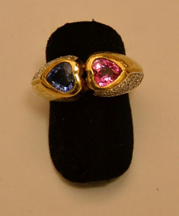 Anello contrariÃ¨, in oro giallo, con zaffiro blu e uno rosa, taglio a cuore, e due pavÃ¨ di diamanti, g 12,1, zaffiri ct. 2,03, diamanti ct. 0,5, marcato Torrini