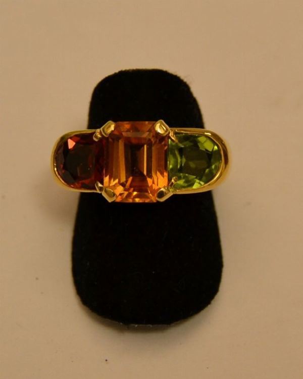Anello in oro giallo, con quarzo citrino di taglio ottagonale, granato e peridotto, g 13,2, marcato Torrini