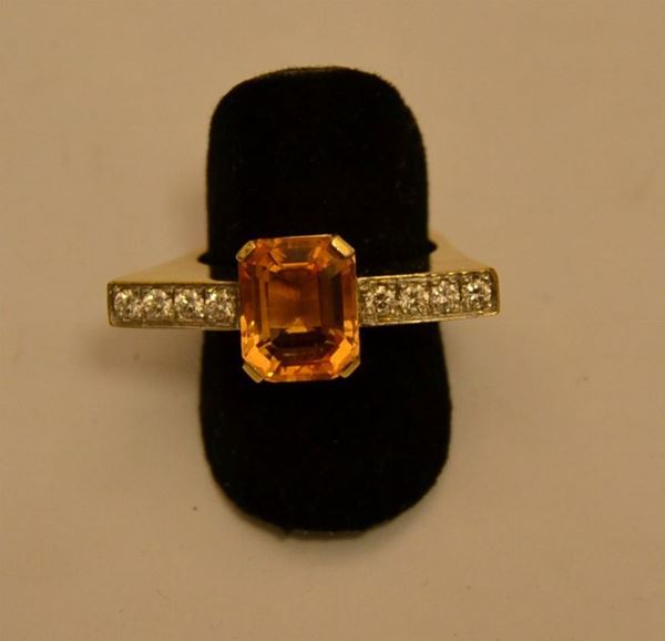 Anello in oro giallo, con quarzo citrino e brillantini, marcato Torrini